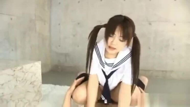 La ragazza asiatica sta per essere iniziata alla parte 4