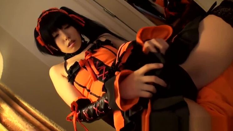 Una ragazza in cosplay orientale si strofina un giocattolo sulla figa