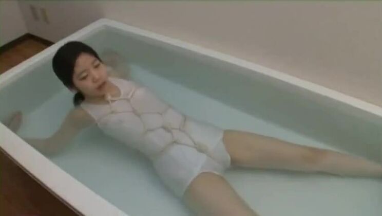 Ragazza giapponese che trattiene il respiro