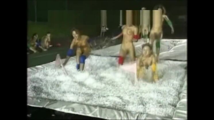 Sfida giapponese di nudità - Mini gioco acquatico