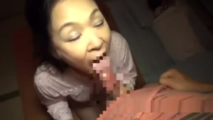 Donna matura che succhia un ragazzo giovane Scopata mentre suo marito dorme accanto a lei