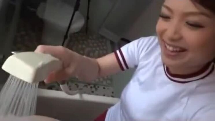 Scolara prosperosa in uniforme scolastica scopata da un uomo da dietro mentre è in piedi nella vasca da bagno