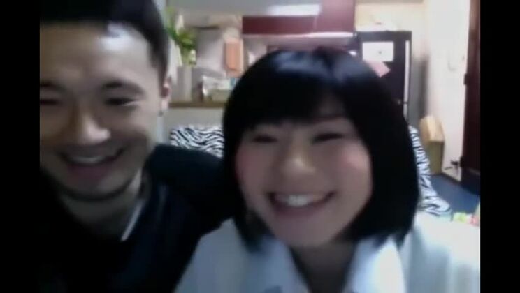 Ragazza giapponese in una scena di un film porno giapponese.