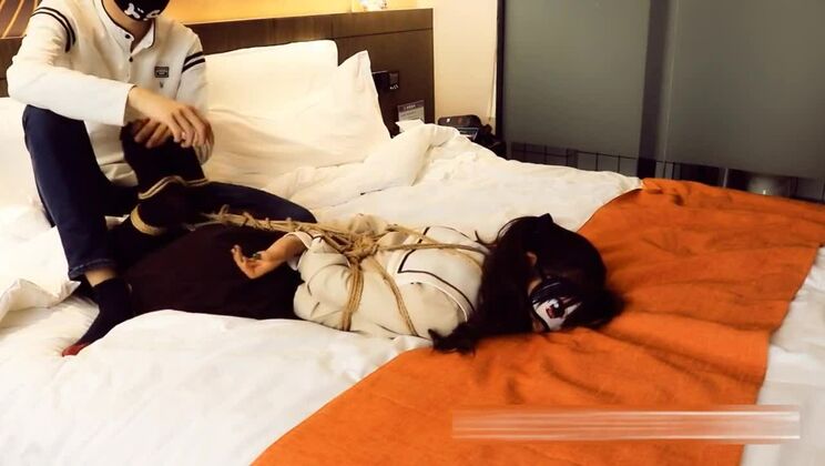 Ragazza con le trecce legata e imbavagliata