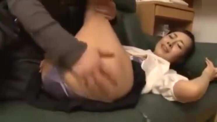 Dita nella fica pelosa giapponese