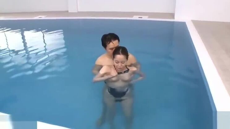 Film porno esotico con tette enormi e selvagge mai viste.