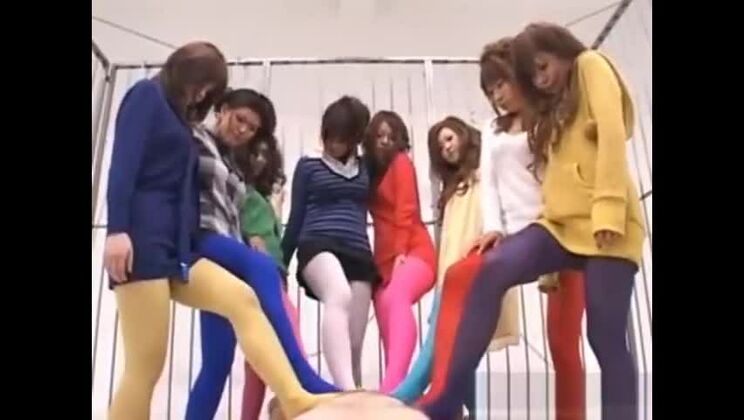 Un ragazzo riceve un'appassionata fellatio da un gruppo, parte 3