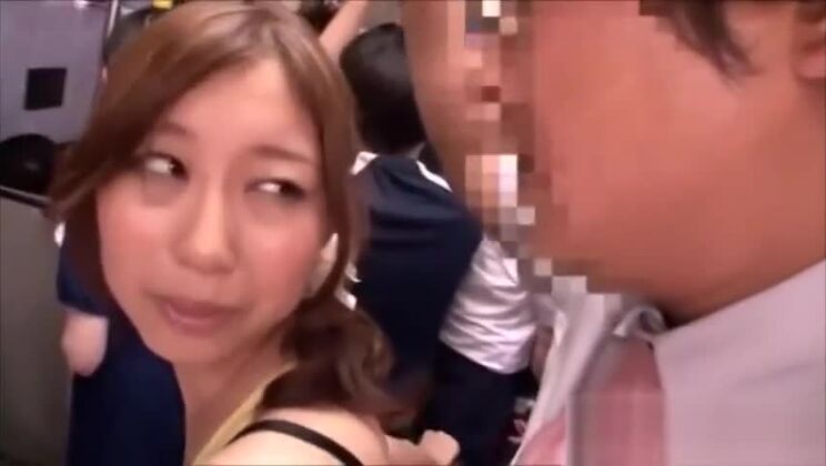 Ragazze giapponesi sexy fanno pompini e scopano sull'autobus