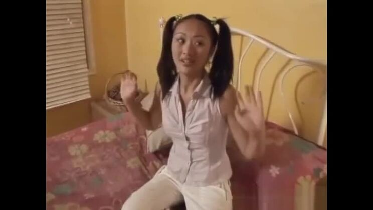 Scena bizzarra: una sexy adolescente giapponese fa un pompino a un uomo selvaggio e fantastico.