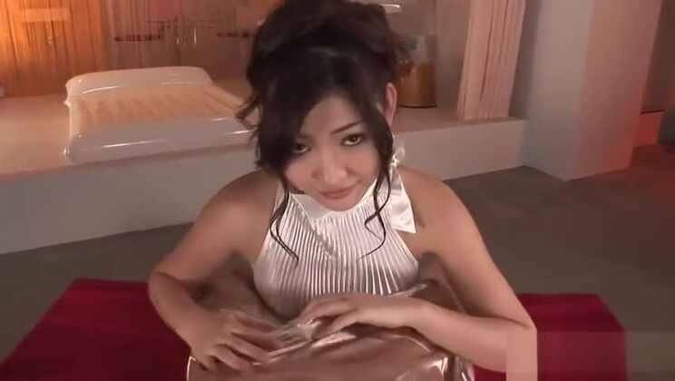 Una milf giapponese fa un piacevole pompino a un cazzo