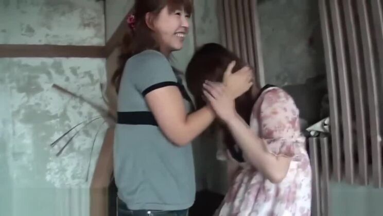 Lesbiche giapponesi che urinano