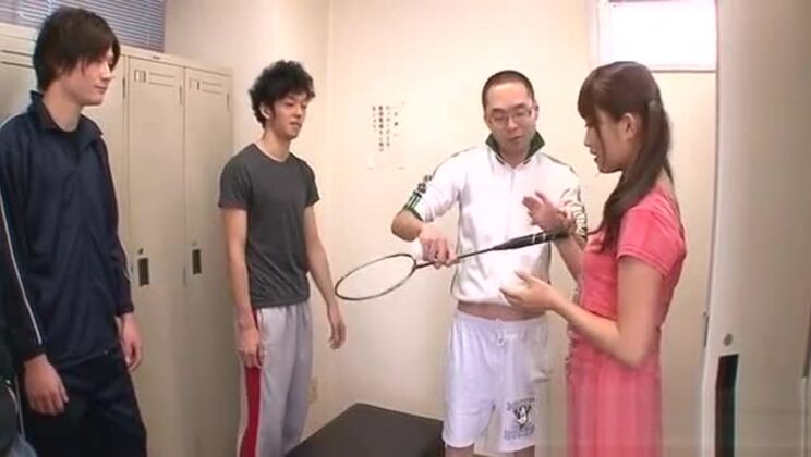 Una ragazza giapponese doma un pene enorme