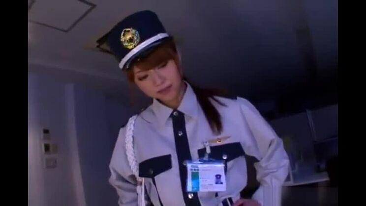 Footjob da poliziotto giapponese